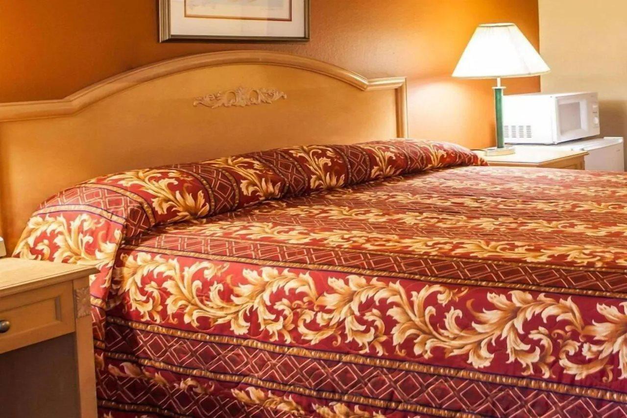 Relax Inn Saint Charles מראה חיצוני תמונה
